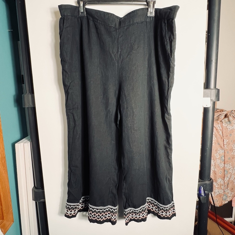 Naturals d&co. QVC Womens XL Linen Blend Black Embroidered Hem Capri Pants